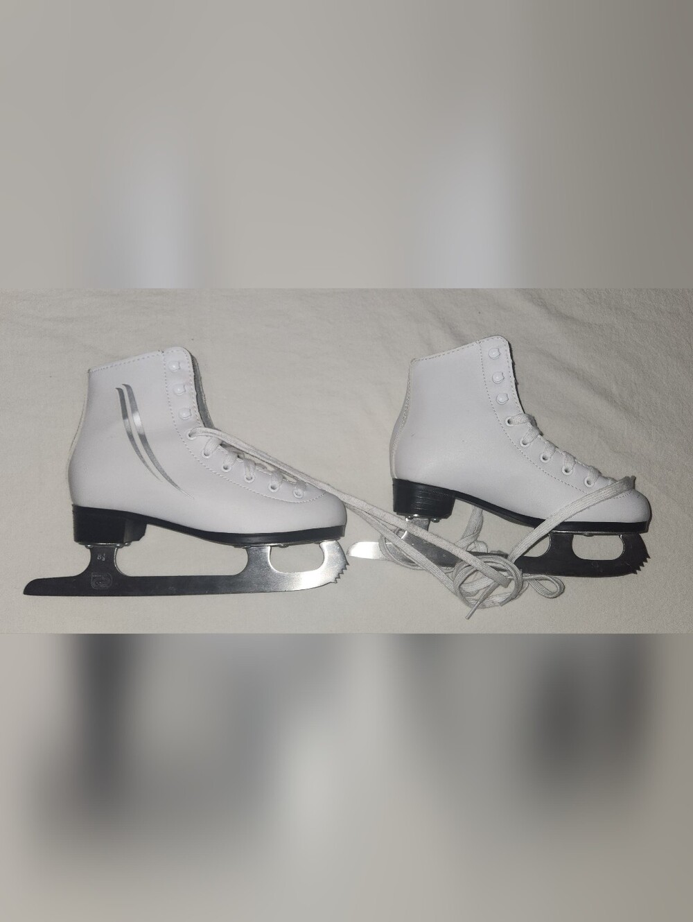 Lake Placid Girls Ice Skates with Silver Blades Size 2 Girls